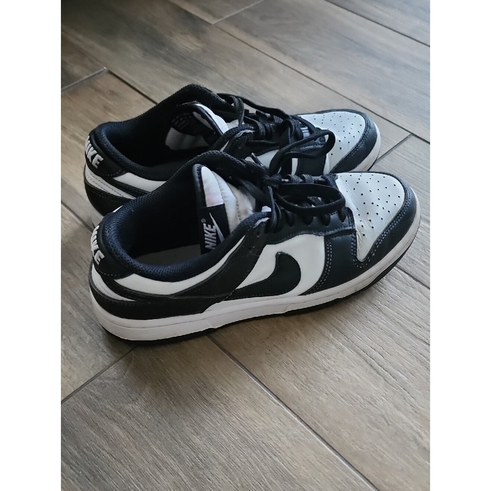 Nike Women's Black and White Low-Top Sneakers Sz 7 Iconic Swoosh Lace Up Padded